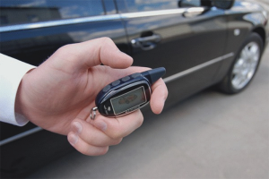 Как да изключите алармата на кола без ключодържател