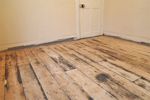 Come rimuovere la vecchia vernice da un pavimento di legno