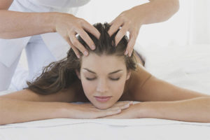 Massage de la tête pour la croissance et le renforcement des cheveux