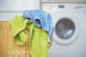 Hvordan rengjøre skitne kjøkkenhåndklær