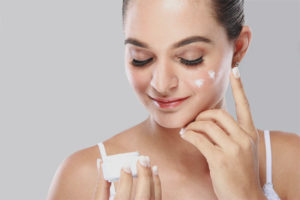 Caractéristiques des soins de la peau du visage après le peeling