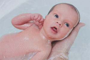 Dans quelle eau baigner un nouveau-né